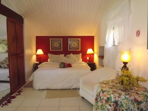 Chalet (Familia Hidromassagem Vista Jardim) | Blackout drapes, bed sheets - Hotel Vivenda Penedo (Itatiaia)