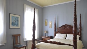 A four-poster bed in a room with light blue walls and a white ceiling. - Gîte Le Roupillon en Beauce (Scott)