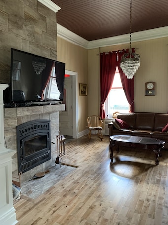 20-inch flat-screen TV with cable channels, TV. Gîte Le Roupillon en Beauce