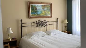 Room, 1 Queen Bed, Private Bathroom | 1 bedroom, iron/ironing board, free WiFi, bed sheets