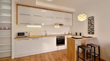 Deluxe Apartment with Balcony | 1 ๊ฐ์ ์นจ์ค, ์ ์๊ทน์ฑ ์นจ๊ตฌ, ๊ฐ๊ฐ ๋ค๋ฅธ ์คํ์ผ์ ์ธํ
๋ฆฌ์ด, ๊ฐ๊ฐ ๋ค๋ฅด๊ฒ ๊ฐ๊ตฌ ๋น์น