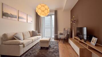 Deluxe Apartment with Balcony | Allergitestet sengetøy, individuelt dekorert og individuelt innredet