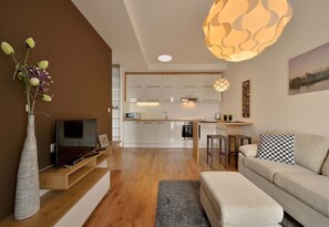 Deluxe Apartment with Balcony | Allergitestet sengetøy, individuelt dekorert og individuelt innredet