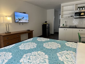 Standard Room, 1 Queen Bed, Kitchenette, Ground Floor | Premium bedding, blackout drapes, free WiFi, bed sheets