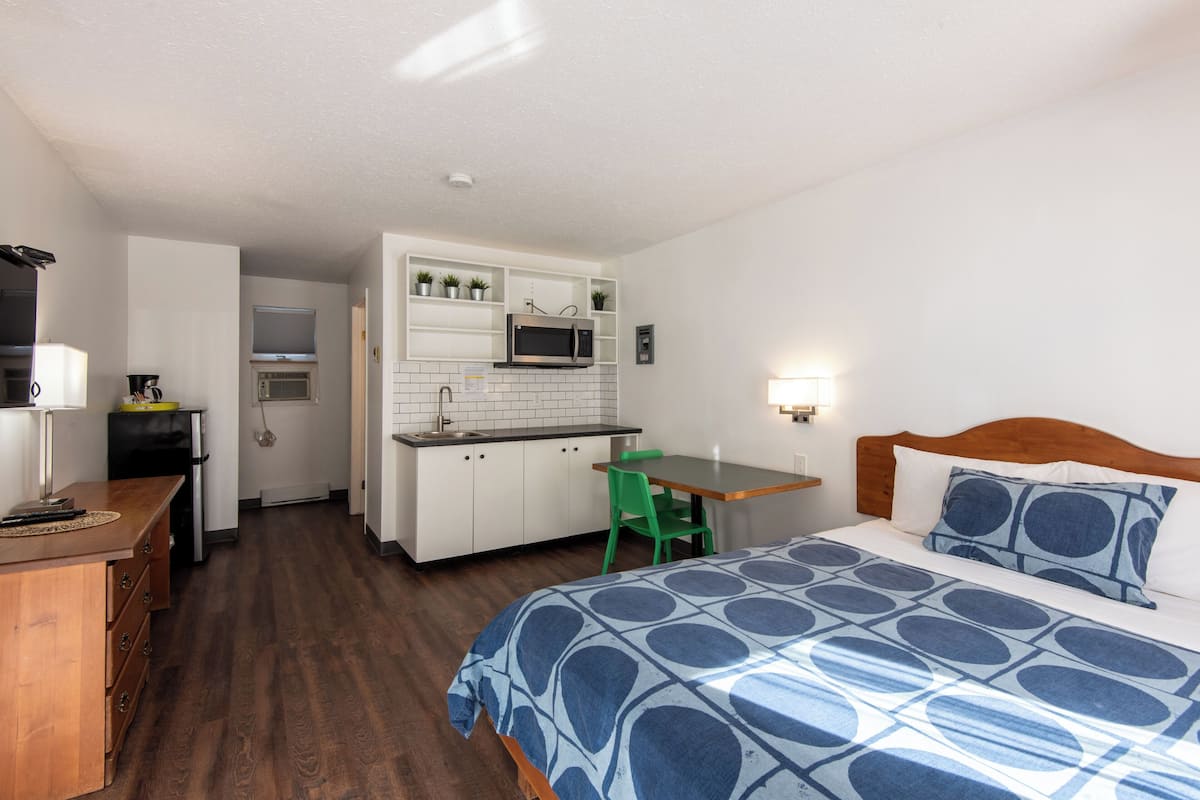 Standard Room, 1 Queen Bed, Kitchenette, Ground Floor | Premium bedding, blackout drapes, WiFi (free), bed sheets