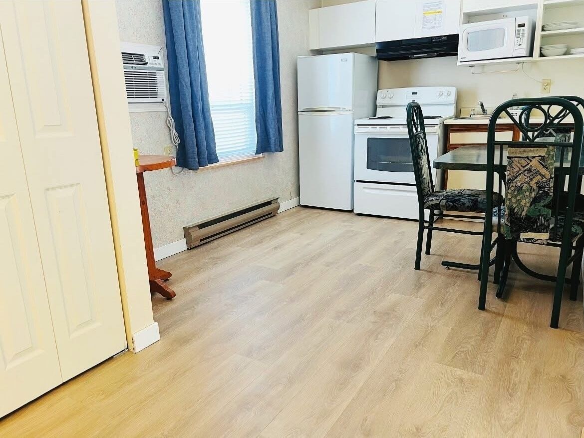 Deluxe Studio, 1 Queen Bed, Kitchen, Mezzanine | Private kitchen | Fridge, microwave, coffee/tea maker