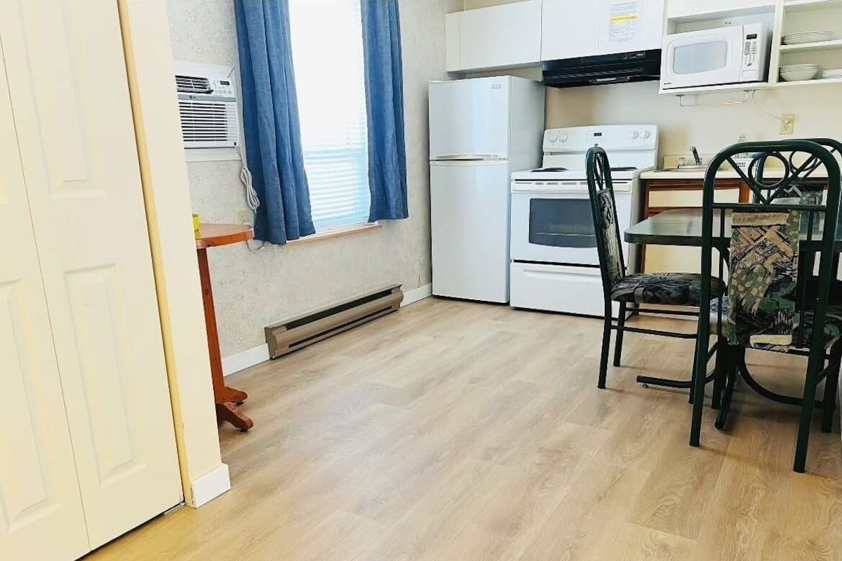 Deluxe Studio, 1 Queen Bed, Kitchen, Mezzanine | Private kitchen