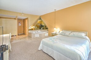 Phòng Suite, 1 giường cỡ queen, không hút thuốc, bồn tắm thủy lực | Bàn, truy cập Internet không dây miễn phí