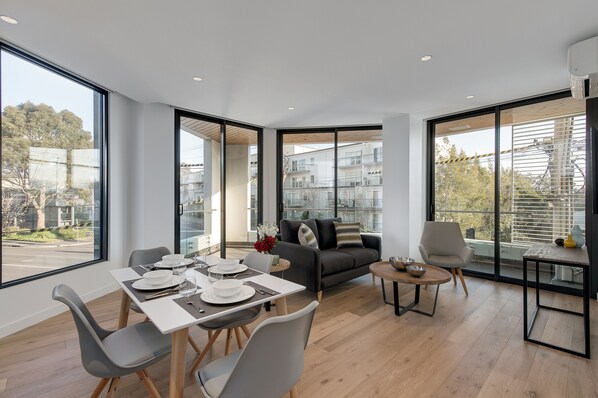 Superior Apartment, 1 Katil Raja (King) | Ruang tamu | 42 inci televisyen skrin rata dengan digital, TV, stesen dok iPod