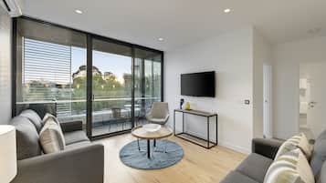 Appartement Standard, 1 très grand lit | Coin séjour | Télévision à écran plat de 42 pouces avec chaînes numériques, télévision