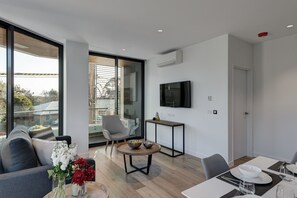 Lägenhet Superior - 1 kingsize-säng | Vardagsrum | 42-tums platt-tv med digitalkanaler, tv och en iPod-dockningsstation