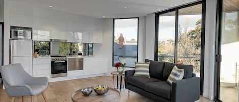 Appartamento Superior, 1 letto king | Area soggiorno | TV a schermo piatto 42 pollici con canali digitali, TV