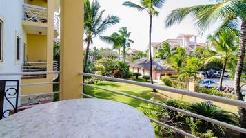 Studio Comfort, 1 Tempat Tidur King, dapur, menghadap pantai | Balkon