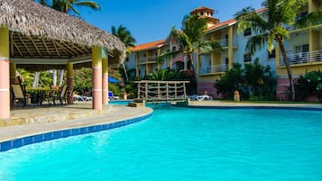 Kolam renang outdoor, dengan cabana gratis dan payung kolam renang