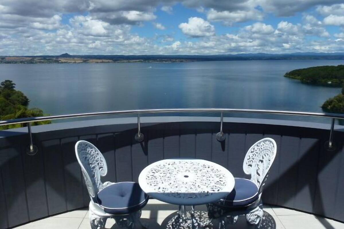 Suite, massasjebadekar, utsikt mot innsjø | Terrasse/patio