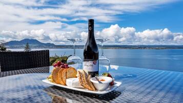 Suite, jet tub, pemandangan danau | Teras/patio