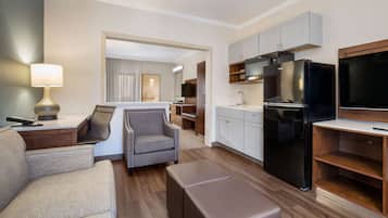 1 habitación, caja de seguridad en la habitación y escritorio