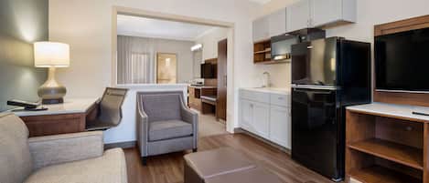 1 habitación, caja de seguridad en la habitación y escritorio