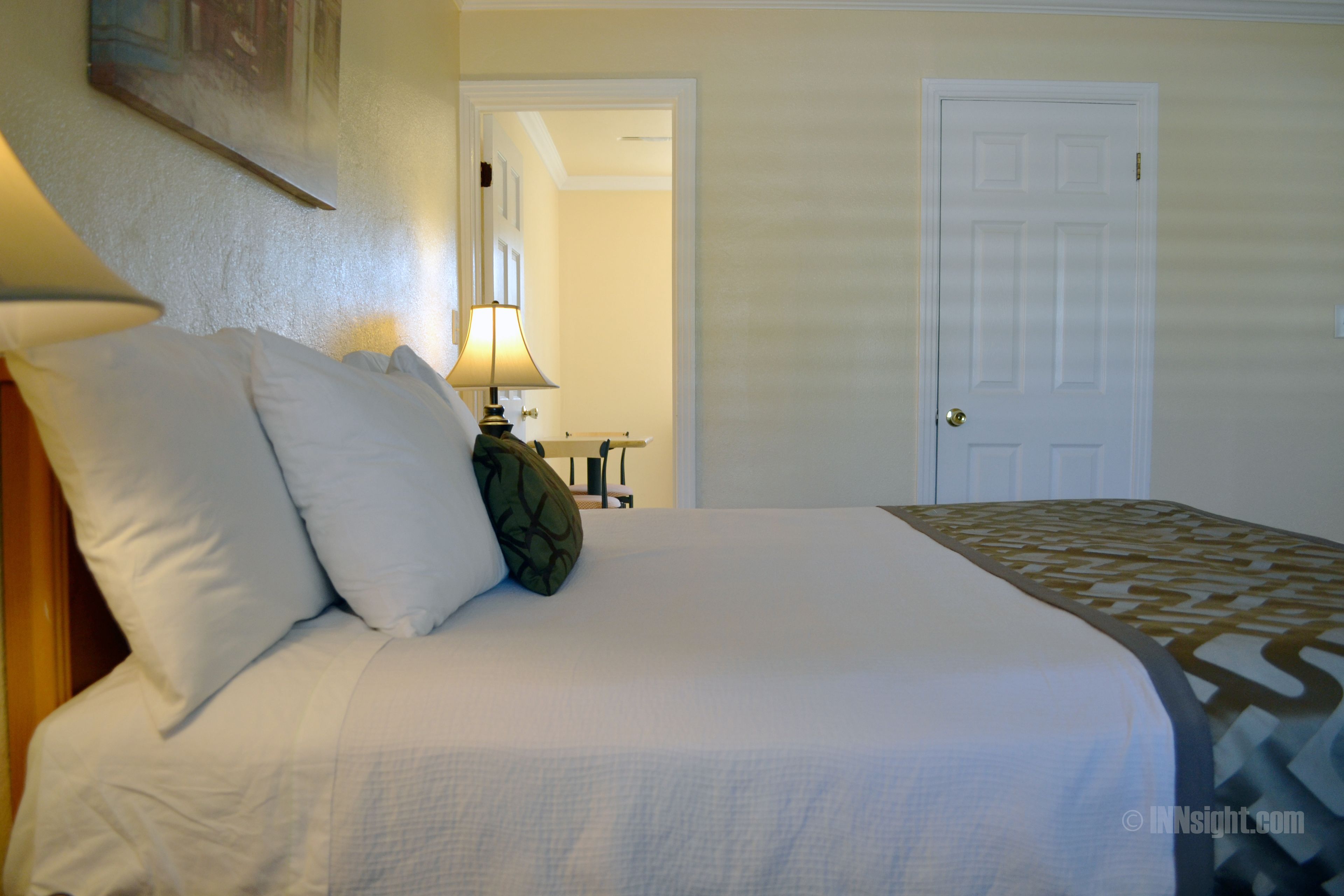 Standard Room, 1 King Bed | Premium bedding, down comforters, in-room safe, desk