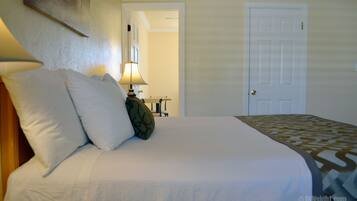 Standard Room, 1 King Bed | Premium bedding, down comforters, in-room safe, desk