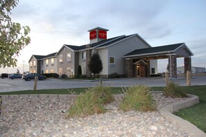 Front of property – evening/night - Castle Rock Inn & Suites (Quinter)