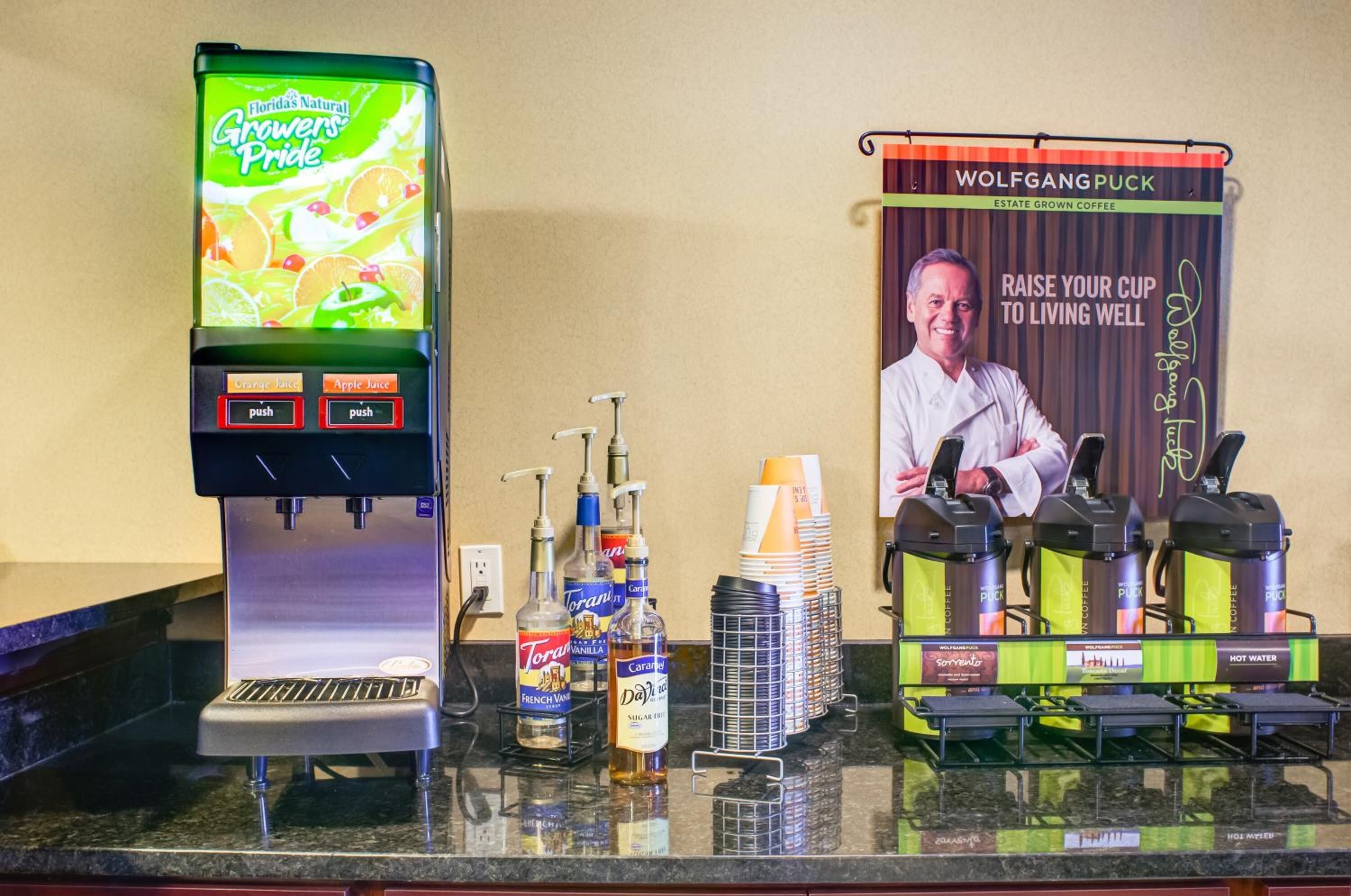 Una máquina de café, un dispensador de bebidas y una estación de café con un banderín.