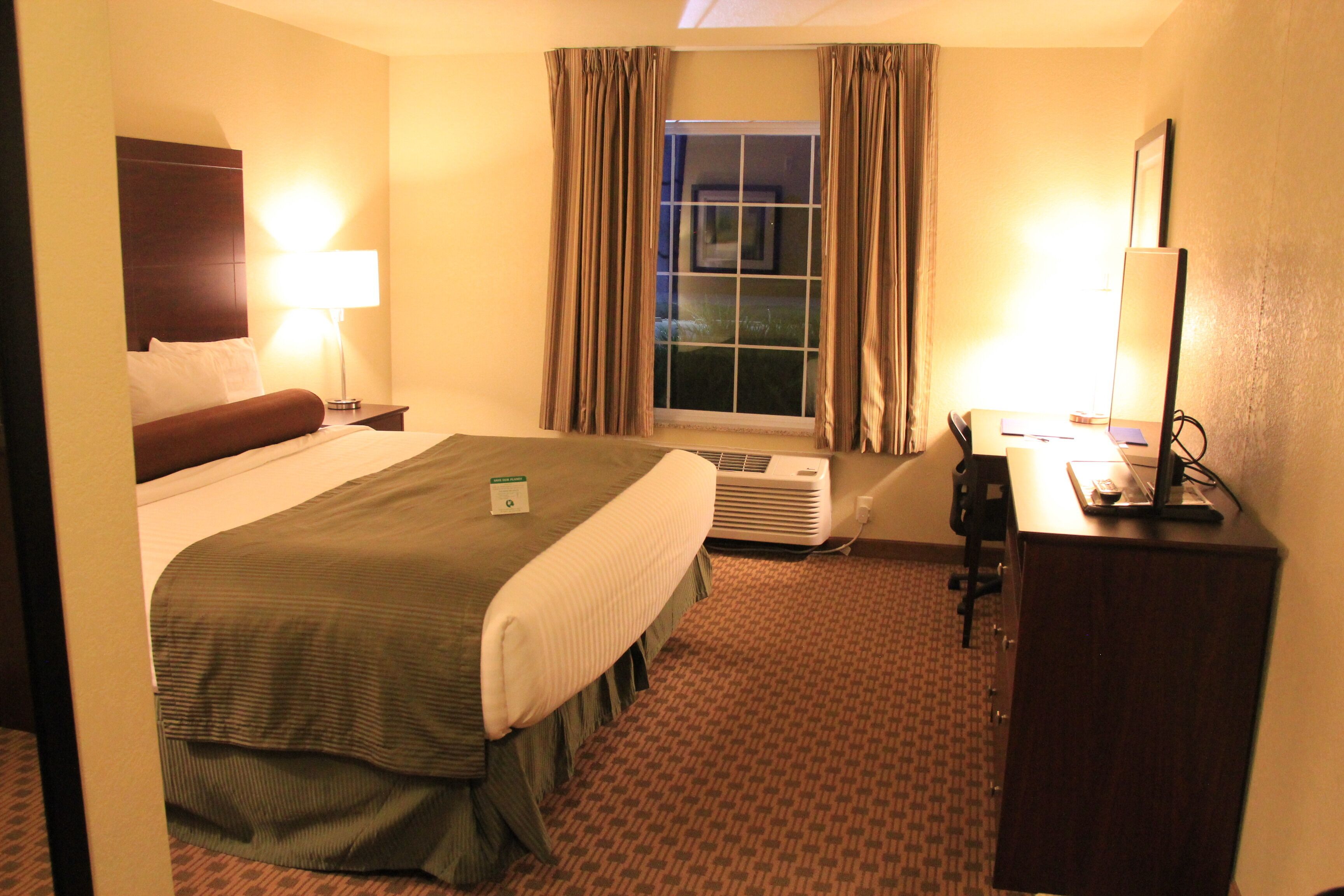 single room | premium bedding, in-room safe, desk, laptop workspace