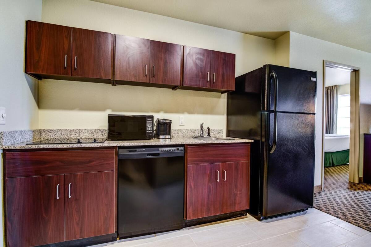 microwave, coffee/tea maker