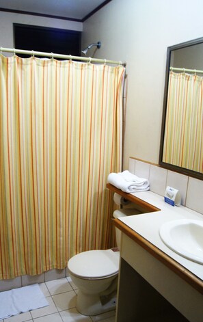 Shower, rainfall showerhead, free toiletries, towels