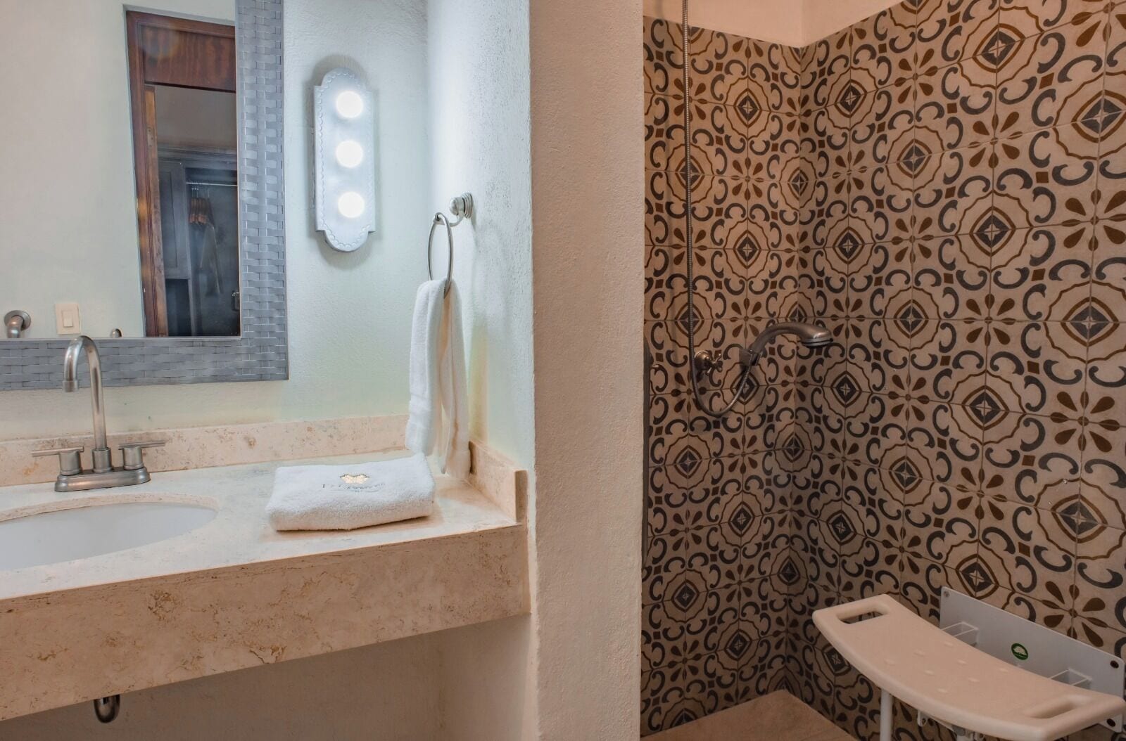 Habitación doble estándar | Baño | Regadera, amenidades de baño gratuitas, secadora de cabello, toallas 