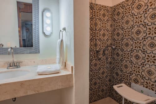 Standard Double Room | Bathroom