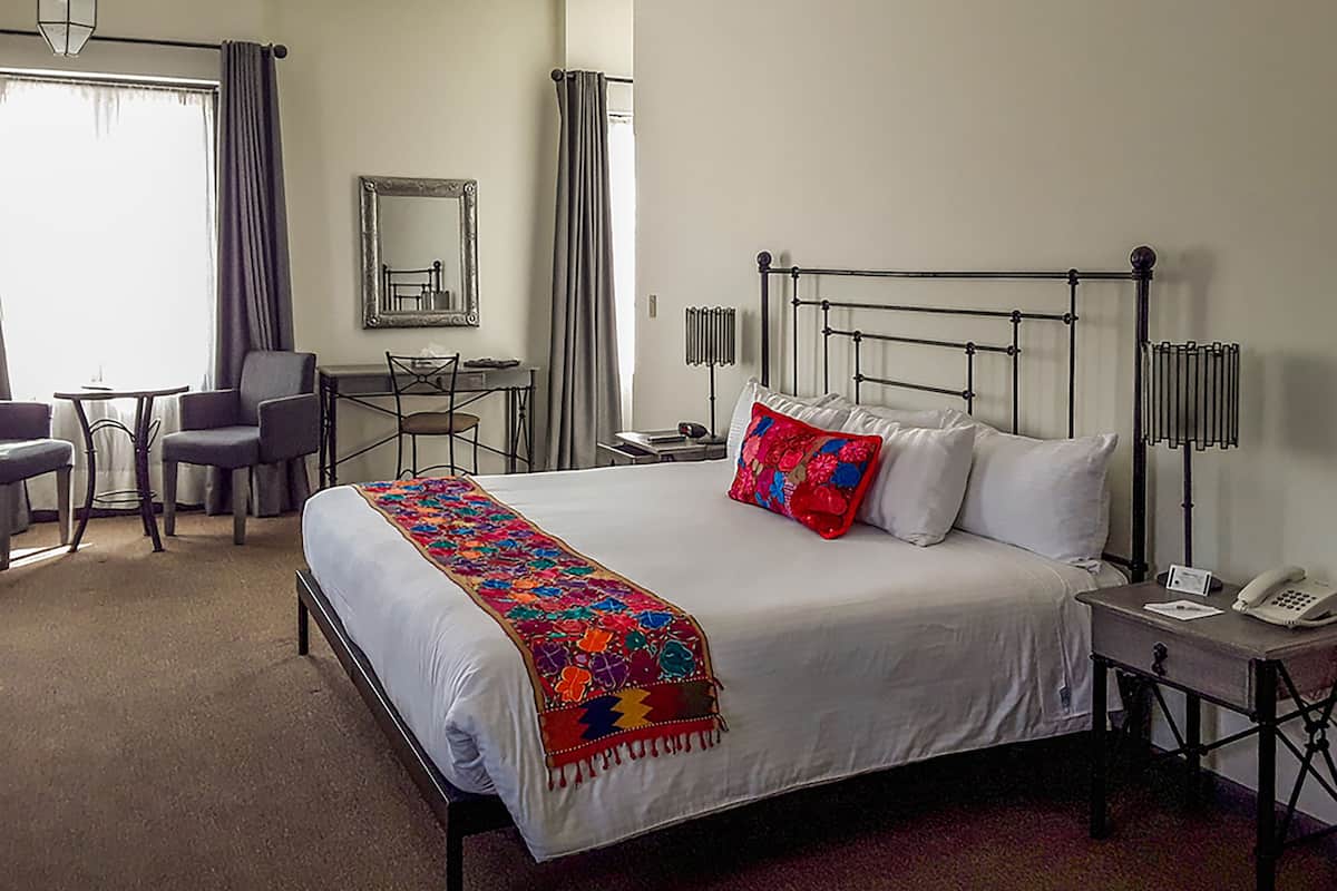 Habitación Premier | Tabla de planchar con plancha, wifi gratis y ropa de cama 