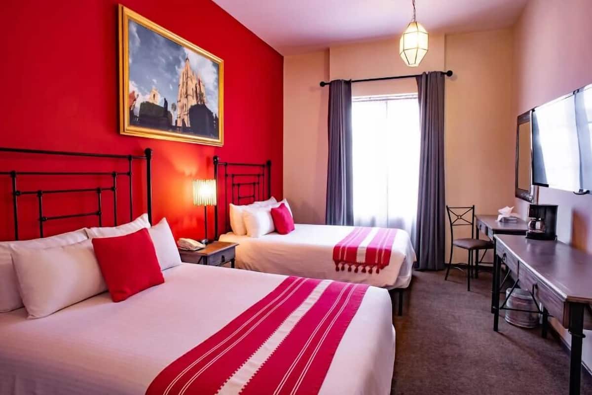 Habitación doble estándar | Tabla de planchar con plancha, wifi gratis y ropa de cama 
