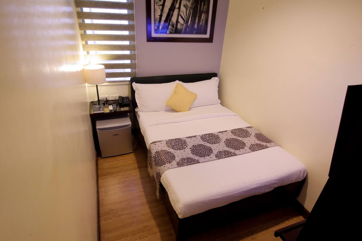 Standard Double Room | Minibar, in-room safe, desk, free cots/infant beds