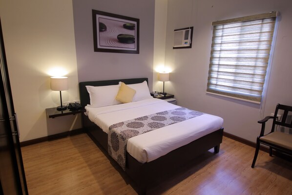 Minibar, in-room safe, desk, free cots/infant beds - Gardenview Hotel (Angeles City)