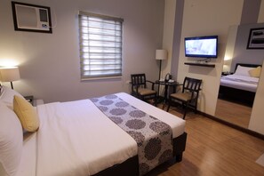 Standard Queen Room | Minibar, in-room safe, desk, free cots/infant beds