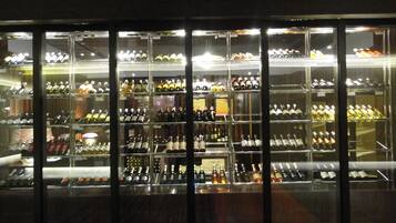 Un celler de vi amb nombroses amples de botelles.
