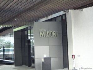 Una entrada de hotel moderna con un letrero que dice "HOTEL MIDORI".