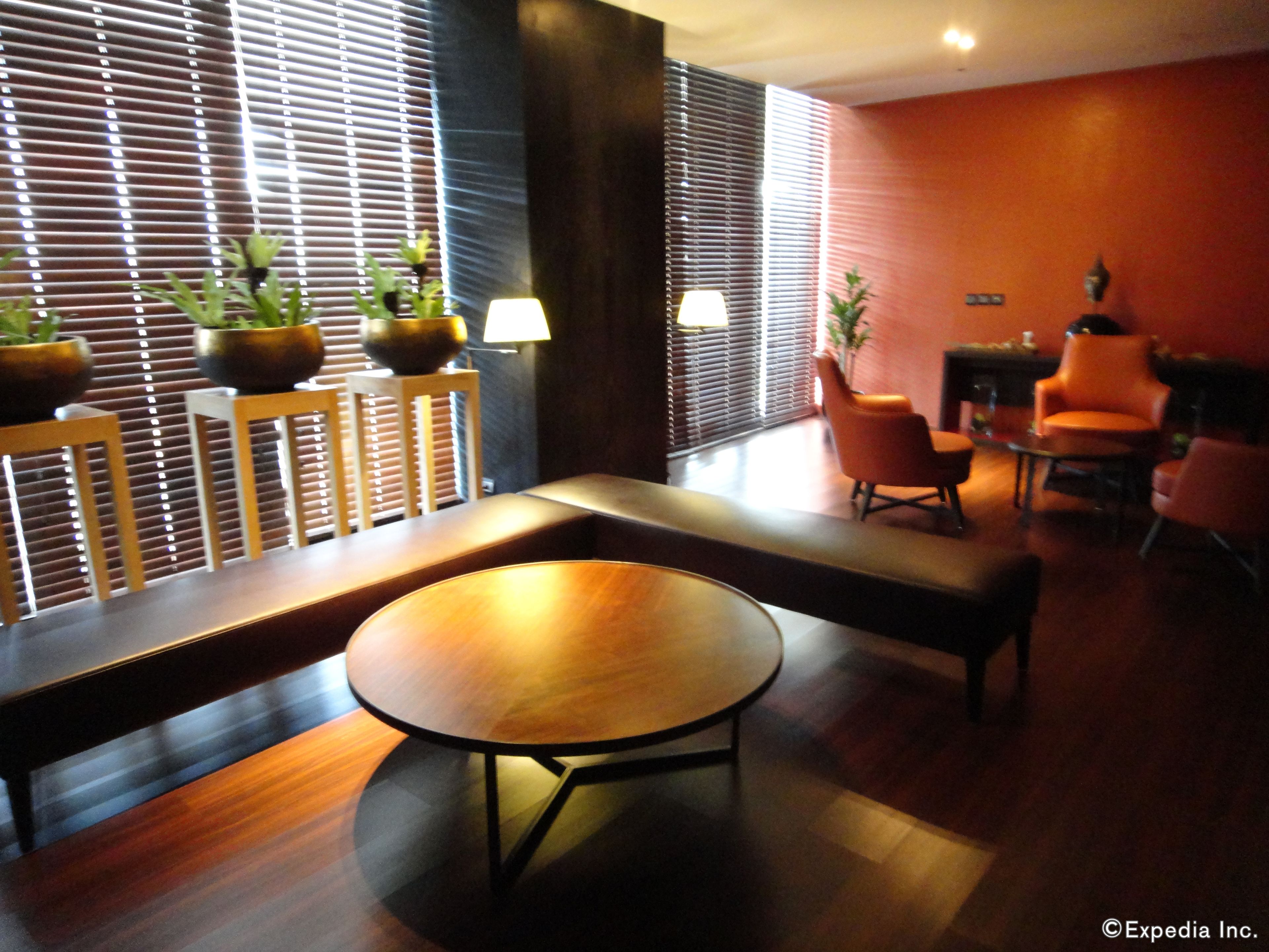 breakfast, lunch, dinner served; international cuisine