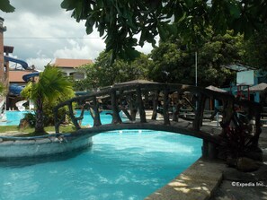 3 piscines extérieures