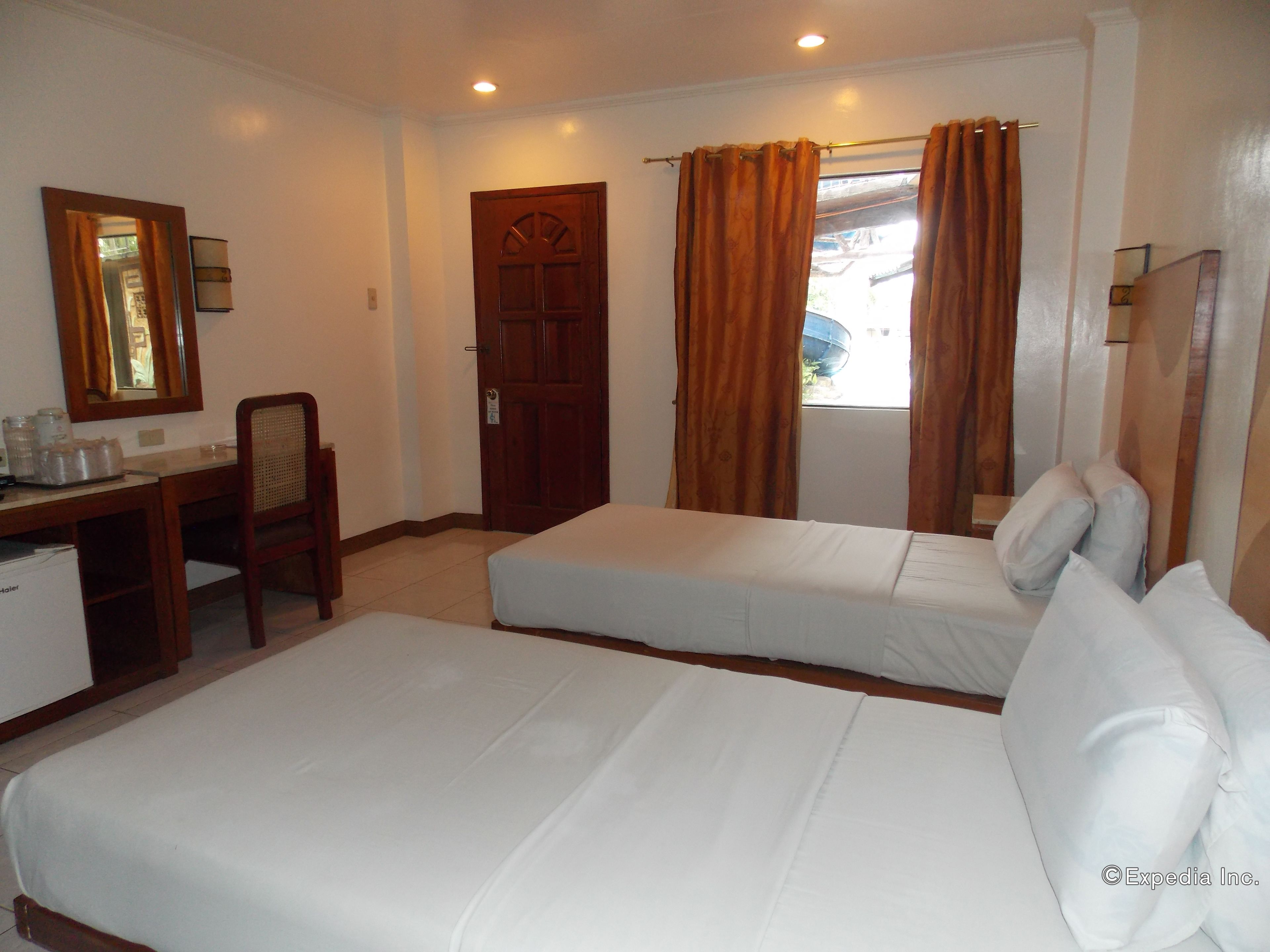 Family Suite | Desk, free WiFi, bed sheets