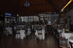 供应早餐和午餐，国际美食