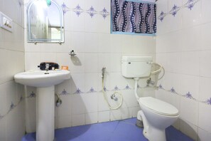 Standaard kamer, 1 twee- of 2 eenpersoonsbedden, 1 tweepersoonsbed | Badkamer | Een douche