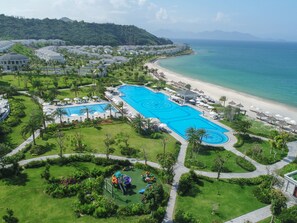 Outdoor pool - Vinpearl Discovery Rockside Nha Trang (Nha Trang)