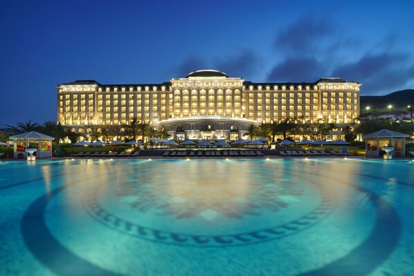 Outdoor pool - Vinpearl Discovery Rockside Nha Trang (Nha Trang)