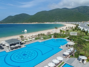 Outdoor pool - Vinpearl Discovery Rockside Nha Trang (Nha Trang)