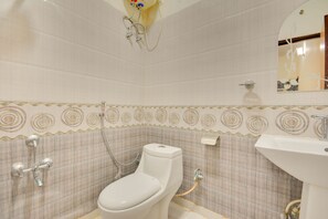 Standard Double or Twin Room, 1 Double Bed | Bathroom