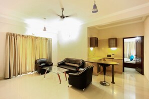 Standard Double or Twin Room, 1 Double Bed | Living room | Flat-screen TV