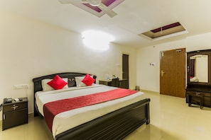 Desk, rollaway beds, free WiFi