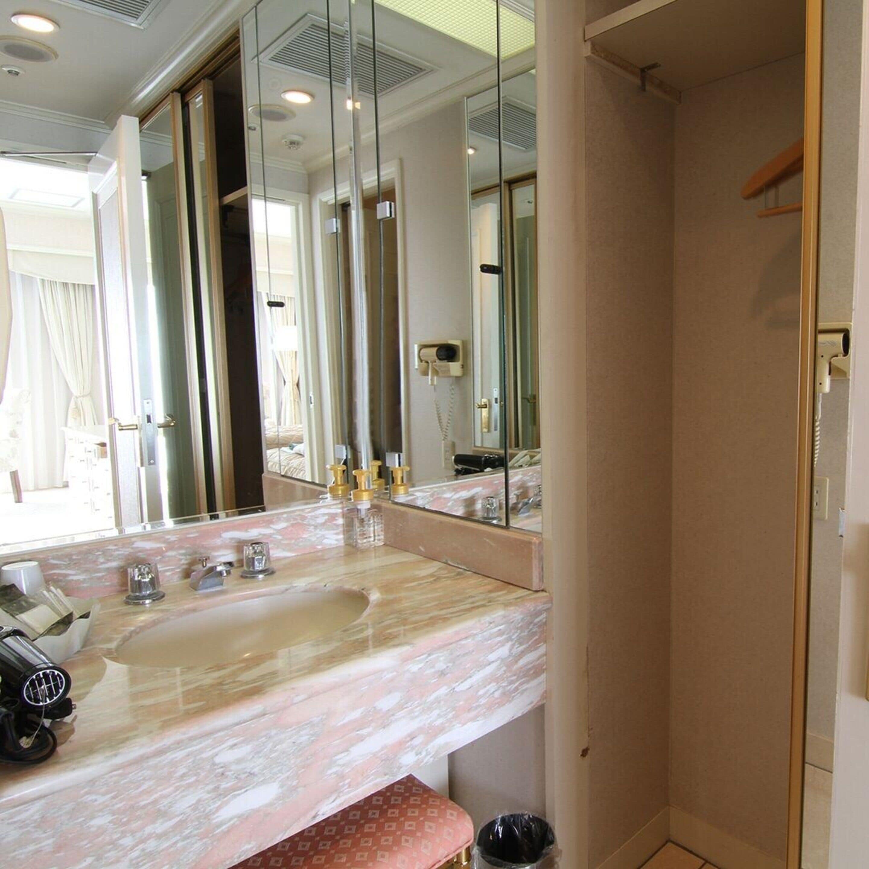 executive twin room, non smoking | premium bedding, in-room safe, desk, blackout curtains